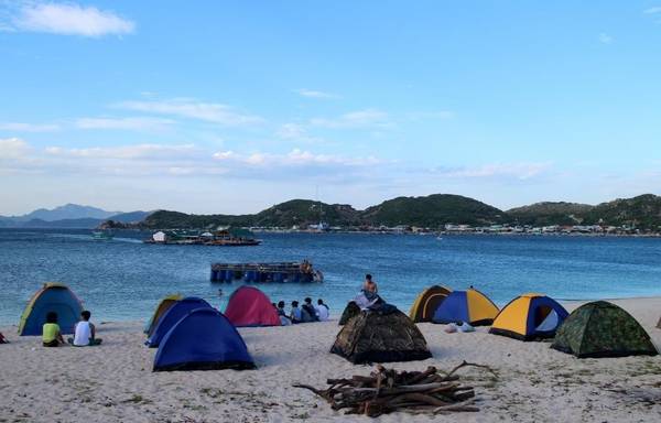 Cắm trại qua đêm ngay trên bãi biển là một trải nghiệm vô cùng thú vị - Ảnh: phuot