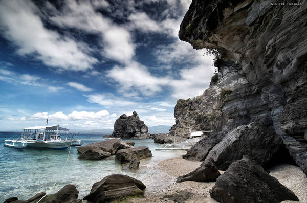 Những vách đá kỳ vĩ trên đảo Apo. Ảnh: S. Nirza/flickr.com