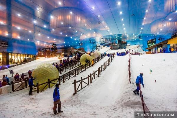 Trượt tuyết ở Mall Of The Emirates: Ski Dubai là khu trượt tuyết trong nhà lớn nhất thế giới, với diện tích lên tới 22.500 m2, với đầy đủ sườn dốc, cáp treo. Du khách có thể thỏa thích chơi đùa trên tuyết giữa một vùng đất sa mạc.