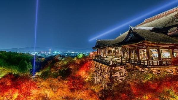 Kyoto như một thế giới khác, thế giới chỉ tồn tại trong những tiểu thuyết hay những bộ truyện tranh lãng mạn.