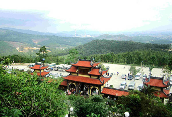 Không gian cổng chùa Ba Vàng nhìn từ lưng chừng núi - Ảnh: N.T.Lượng