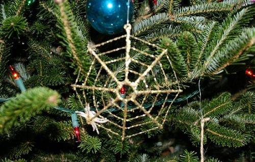8. Ukraine: Khác với cách trang trí ở các quốc gia khác, người Ukraine thường gắn thêm một con nhện và mạng nhện giả lên cây thông Noel. Người ta tin rằng, tấm mạng nhện xuất hiện vào buổi sáng ngày Giáng sinh sẽ mang lại may mắn.