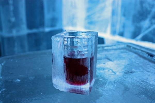 Nhâm nhi ly cocktail đựng trong cốc làm từ băng lạnh tê răng