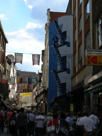 Bích họa Tintin ở Brussels luôn hút khách - Ảnh: wp