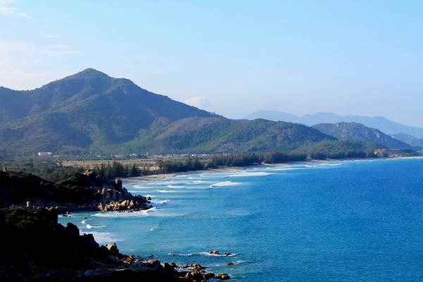 Bình Tiên được mệnh danh là một trong những bãi biển đẹp nhất Việt Nam, với những bãi tắm trong xanh, thoai thoải bãi cát trắng mịn ngút ngàn, hòa chung vẻ đẹp xanh ngờn của núi Chúa.