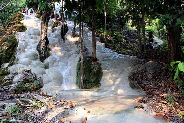 <strong>Thác dính (Thái Lan): </strong>Không như các con thác trơn trượt khác, thác Bua Tong ở Thái Lan có đáy là những tảng đá vôi hình củ hành có bề mặt nhám, không hề có tảo hoặc chất nhờn.