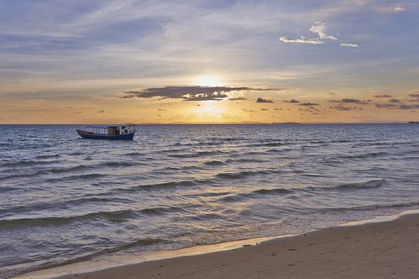 Thuyền đánh cá ngoài khơi bờ biển Sihanoukville.