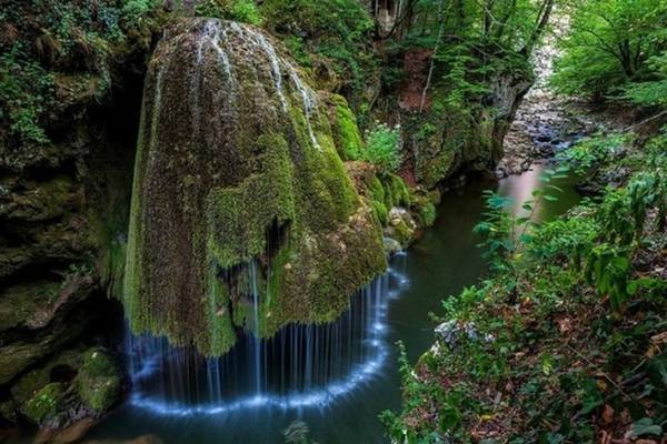 <strong>Thác hình nấm (Romania): </strong>Dòng thác Bigar đổ xuống rìa đá xanh rêu có hình dạng như một cây nấm khổng lồ, tạo thành một màn nước tuyệt đẹp.