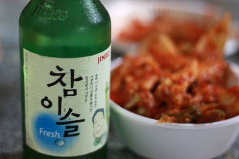 Rượu Soju và kim chi là những món không thể thiếu của ẩm thực Hàn Quốc.