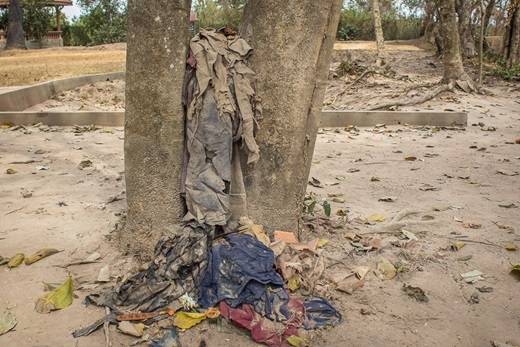 Quần áo của các nạn nhân xấu số bị vứt ở những gốc cây vẫn được giữ cho đến ngày nay.
