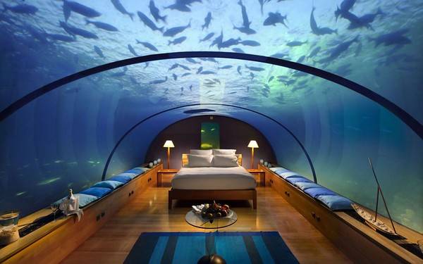 Khách sạn với căn phòng ngủ tuyệt vời ở độ sau khoảng 5 mét dưới mực nước biển của Ấn Độ Dương, bao quanh bởi một rạn san hô và được bọc bằng kính cường lực trong suốt.