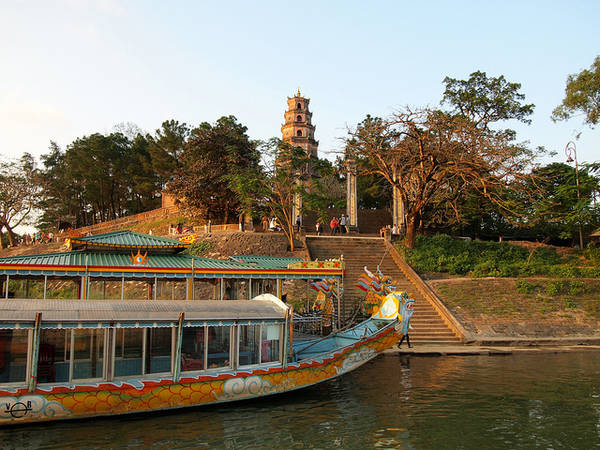 Du lich Hue - Lên một chiếc thuyền rồng đi dạo trên dòng sông Hương.