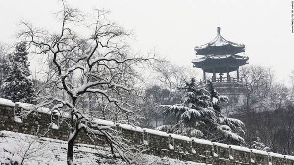 Mùa đông là thời điểm thành nhà Minh “ăn ảnh” nhất, khi tường thành và cây cối xung quanh phủ một lớp tuyết mỏng đầu mùa. Khung cảnh này khiến du khách như được quay ngược thời gian, trở về những thế kỷ trước.