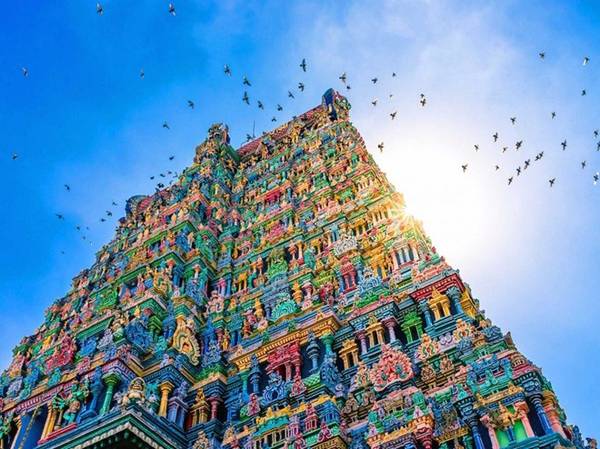 Ngôi đền Meenakshi ở Tamil Nadu, phía nam Ấn Độ rực rỡ sắc màu, vươn lên nền trời xanh thẳm.