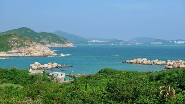 Chỉ ở đảo chính Hong Kong: Khu vực này còn có hơn 260 hòn đảo, trong đó nhiều đảo có thể tiếp cận bằng phà với chi phí không quá đắt đỏ. Mỗi đảo sẽ đem lại cho du khách một trải nghiệm khác biệt: đảo Nam Nha với các bãi biển tuyệt đẹp, bình yên; đảo Bình Châu là nơi có đồi Finger và đền Bảy Cô; đảo Trường Châu với hải sản ngon tuyệt. Ảnh: Randomwire.