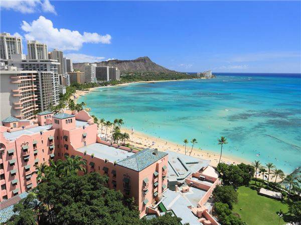 Bãi biển Waikiki, Hawaii: Nằm ở thành phố Honolulu, Waikiki nổi tiếng là bãi biển đẹp nhất thế giới, mỗi năm thu hút khoảng 5 triệu lượt khách du lịch. Tuy nhiên, hiện nay lượng cát ở bãi biển này đang dần biến mất vì vậy các quan chức ở Hawaii đang tìm nhiều biện pháp để khắc phục tình trạng này.
