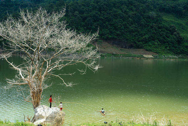 Hồ thủy điện Phìn Ngan có diện tích khoảng 4ha