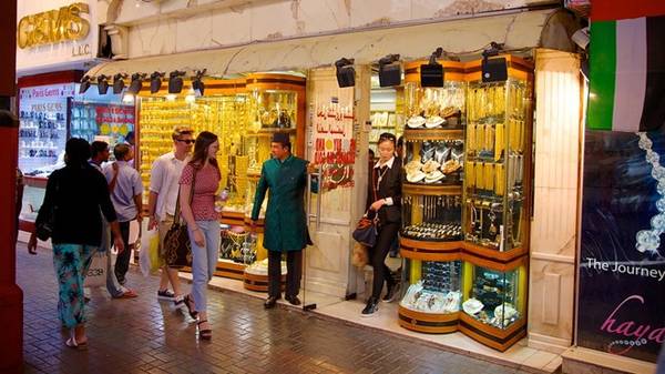 Vào những năm 1940, các thương gia và doanh nhân tới từ Ấn Độ và Iran đã mở cửa hàng ở Deira, giờ là trung tâm của “thành phố trong mơ” Dubai. Ngày nay ở chợ vàng Deira lúc nào cũng có khoảng 10 tấn vàng ở gần 300 cửa hàng trải dọc phố và các ngõ hẹp. Ảnh: Expedia.