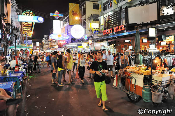 Chợ đêm đường Khao San là nơi mà tất cả khách du lịch ba lô có thể tìm thấy mọi món đồ đặc trưng Thái Lan.
