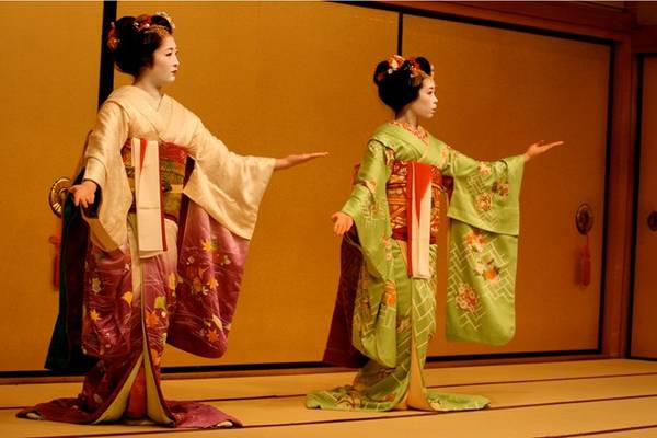 1. Xem geisha hay maiko biểu diễn: Là biểu tượng của vẻ đẹp và sự tinh tế, các geisha biểu diễn các điệu múa truyền thống, được ca ngợi trong thơ ca của Nhật Bản. Họ được đào tạo nghệ thuật pha trà, làm thơ và viết thư pháp. Nghề geisha phát triển rực rỡ từ cuối thế kỷ 18 tới Thế chiến II, khi phụ nữ phải tới làm việc ở nhà máy để phục vụ chiến tranh. Ảnh: Germmagazine.