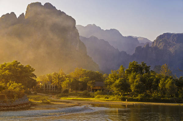 Nét hoang sơ của Vang Vieng toát lên từ màu xanh của cây cối và dòng sông quanh năm nước chảy êm đềm uốn mình quanh những dãy đá vôi. Ảnh: waynekorea