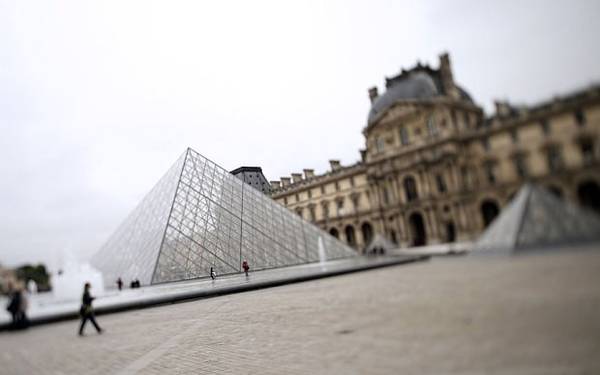 3. Paris có bảo tàng lớn nhất thế giới và vô số các bảo tàng lớn nhỏ: Du khách đến đây sẽ không thể bỏ qua bảo tàng Louvre với những tác phẩm nổi tiếng thế giới.