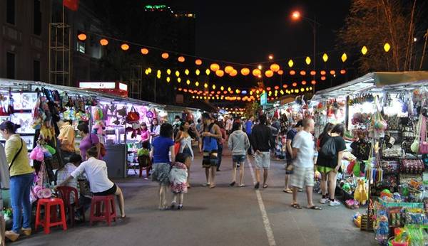 3. Chợ đêm Nha Trang nằm ở khu phố đi bộ cạnh trung tâm văn hóa 46 Trần Phú. Chợ đêm có các gian bán hàng lưu niệm, sản phẩm mỹ nghệ… cùng các gian hàng ăn uống, giải khát... Ảnh: Bwareaus.