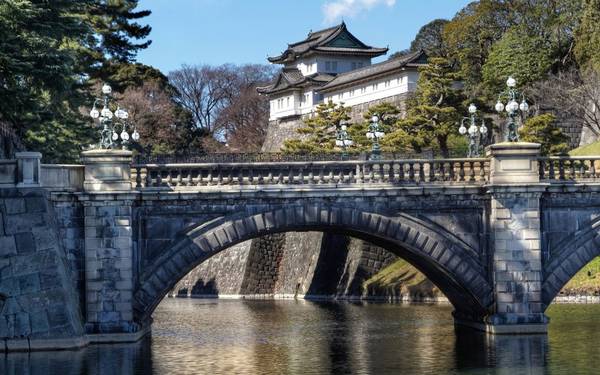 Cung điện được bao quanh bởi khu vườn truyền thống Nhật Bản và được mở cửa rộng rãi để tiếp khách và chào đón công chúng.