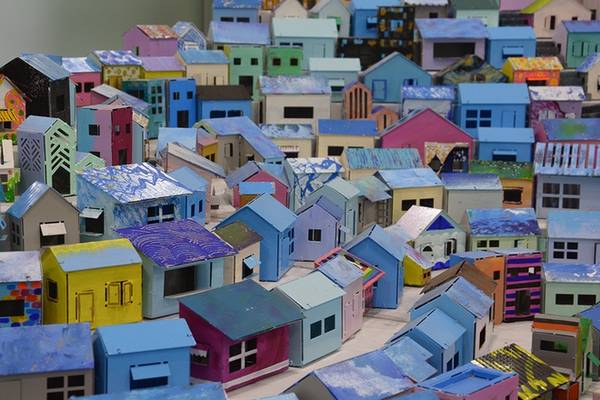 Đi đến cuối làng, bạn sẽ gặp nơi trưng bày mô hình Gamcheon thu nhỏ với những ngôi nhà như hộp diêm, nằm san sát nhau, sơn màu rực rỡ. 
