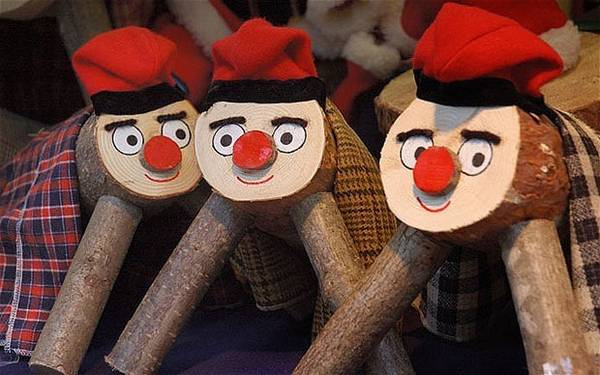 2. Catalonia, Tây Ban Nha: Trước Giáng sinh, người dân tại Catalonia (Tây Ban Nha) sẽ trang trí một khúc gỗ nhỏ như một nhân vật hoạt hình với chiếc mũ xinh xắn và miệng cười thật tươi. “Khúc gỗ” sinh động này xuất hiện trong mỗi gia đình vào khoảng hai tuần trước lễ Giáng sinh và được chăm sóc một cách đặc biệt với khẩu phần ăn hàng ngày, gồm bánh kẹo và hoa quả. Vào đêm Giáng sinh, các thành viên trong gia đình sẽ dùng chiếc gậy đánh vào nhân vật bằng gỗ này và cùng nhau ngân nga bài hát mừng Giáng sinh truyền thống.