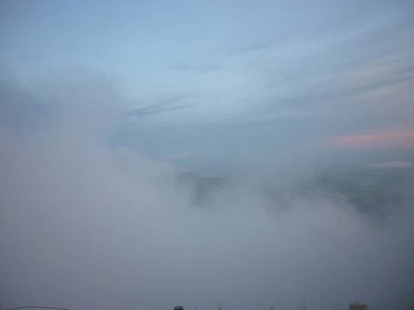 Sáng sớm, mây mù và sương rơi trắng xóa, tạo cho ta có cảm giác như là chốn bồng lai tiên cảnh. Điện Bồ Hong khi ánh bình minh chưa ló rạng có không khí rừng âm u, sương giăng mờ mịt. Từng đám sương mù cứ cuồn cuộn bay lên trên đỉnh núi.