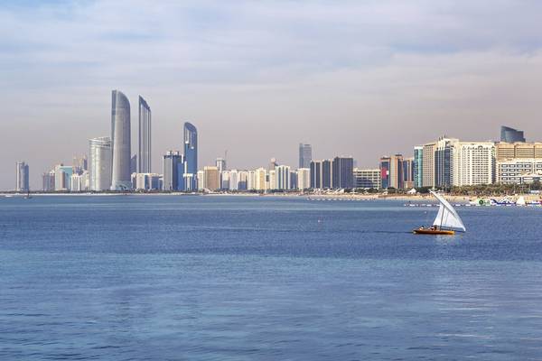 15. Abu Dhabi, Các Tiểu vương quốc Ả Rập thống nhất: Nếu bạn muốn trải nghiệm sự xa hoa và phiêu lưu, Abu Dhabi là điểm đến không thể bỏ qua cho 2016. Nơi này vừa có không gian đô thị hiện đại, vừa có những nét di tích của lịch sử cổ xưa. Thành phố có nhiều thánh đường Hồi giáo lộng lẫy, các bảo tàng ấn tượng và nhiều hoạt động giải trí hấp dẫn.