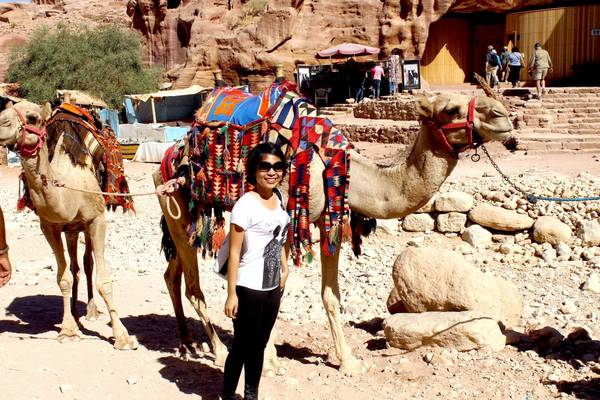 Du lich Jordan - Du khách thích thú chụp hình với lạc đà