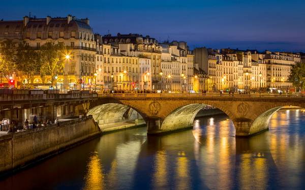 Pont Neuf, cây cầu lâu đời nhất bắc qua sông Seine, là nơi được nhiều du khách yêu thích.