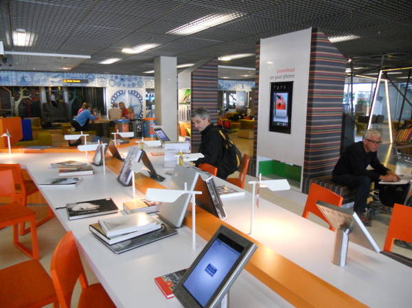 Thư viện ở sân bay Schiphol, Amsterdam, Hà Lan - Ảnh: wordpress