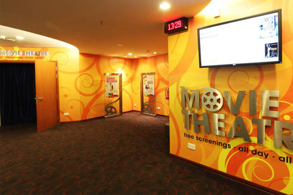 Khu vực phòng chiếu phim ở sân bay quốc tế Changi, Singapore - Ảnh: ibtimes