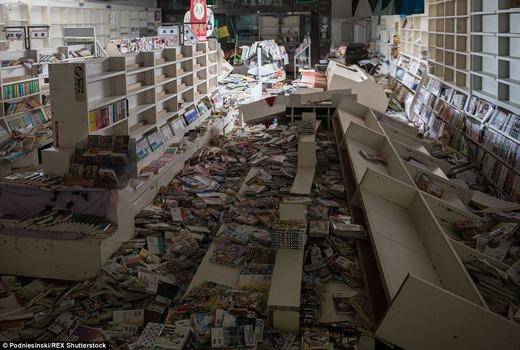 Thư viện bị xáo trộn do động đất. (Ảnh: Arkadiusz Podniesinski)