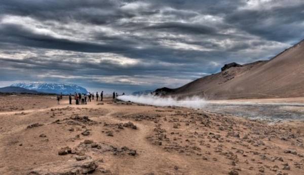 <strong>Námaskarð, Iceland:</strong> Mặc cho vẻ bề ngoài vô cùng thơ mộng và hùng vĩ nhưng nhiệt độ tại nơi này lại được coi là vô cùng khó sống. Bên cạnh đó là những lỗ bùn khí nóng và lỗ phun khí đặc biệt nguy hiểm ẩn chứa sự chết chóc không ngờ.