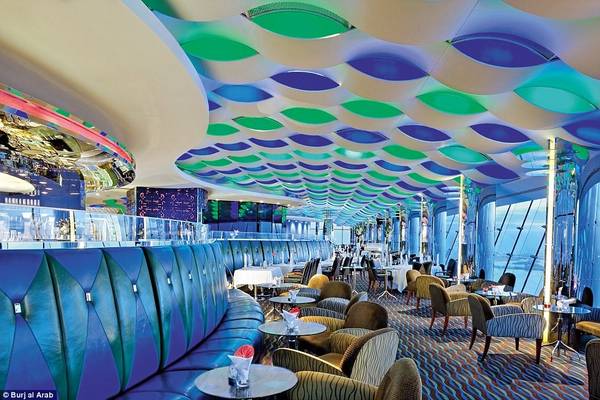 Quán bar Sky View nằm trong nhà hàng Al Muntaha cho du khách ngắm nhìn thành phố Dubai về đêm.