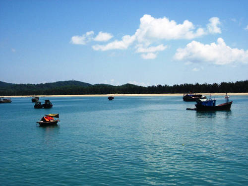 Bãi tắm Bác Hồ nằm gần khu dân cư trên đảo. Ảnh: dulichdaocoto