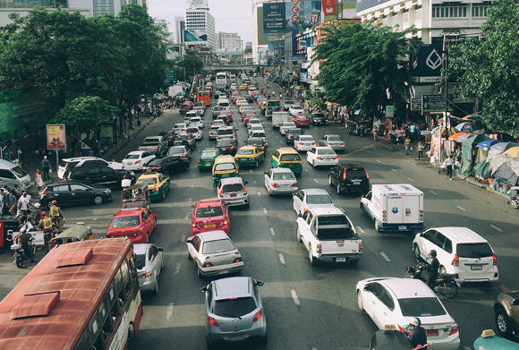 Bangkok thường xuyên tắc đường nên bạn cần lựa chọn phương tiện đi lại hợp lý.