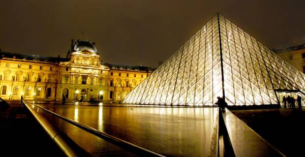 Bảo tàng Louvre lung linh trong đêm. Ảnh: famouswonders.com