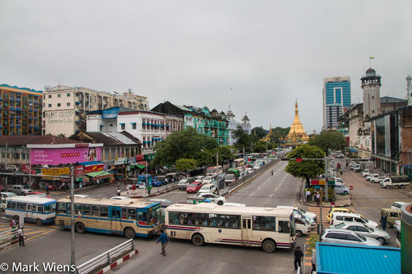 Đường phố nhộn nhịp của Yangon.
