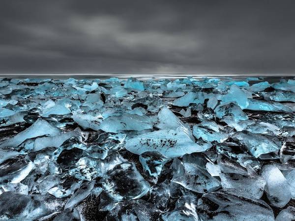 <strong>Jökulsárlón, công viên quốc gia Vatnajökull, Iceland:</strong> Hồ băng Jökulsárlón và bãi biển đóng băng ở đây được coi là kỳ quan thiên nhiên của Iceland. Lớp cát núi lửa màu đen làm nền cho những khối băng lấp lánh.