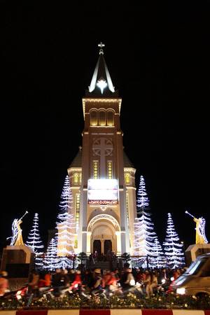 Nếu muốn đón không khí Giáng sinh rộn rã ngay trong chuyến du lịch Đà Lạt, du khách đừng bỏ lỡ cơ hội khám phá nhà thờ Con Gà.