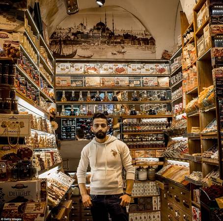 Bạn có thể mua các loại kẹo bánh đặc sản của Thổ Nhĩ kỳ ở gian hàng của Hasan Ramo. Ảnh: Gettyimages.