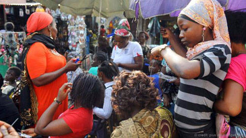 Một cửa hiệu làm tóc cho phụ nữ ở Lagos
