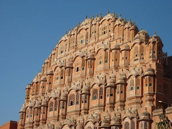 5. Thiết kế cầu kỳ của tòa nhà 5 tầng Hawa Mahal ở Jaipur, đây là nơi cho các phụ nữ hoàng tộc xem các lễ hội đường phố vì họ không được phép xuất hiện ở nơi công cộng. Ảnh: magazine.tripzilla.com