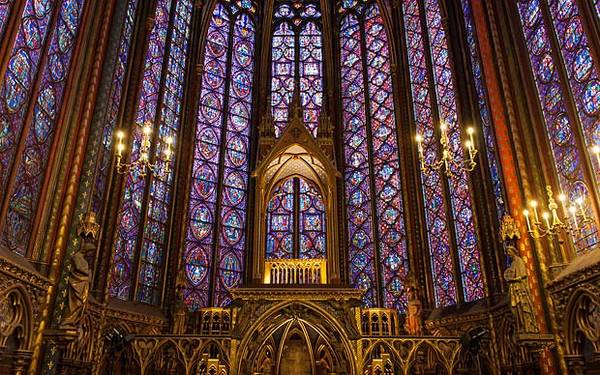 4. Những khung cửa sổ kính màu tuyệt đẹp: Bên trong nhà thờ Sainte Chapelle, bạn sẽ bắt gặp những ô cửa kính màu đẹp nhất thế giới có từ thế kỷ 13. 15 khung cửa sổ lớn và tinh tế trang trí cho nhà nguyện, mang lại không gian kỳ ảo mỗi khi có ánh nắng rọi qua.