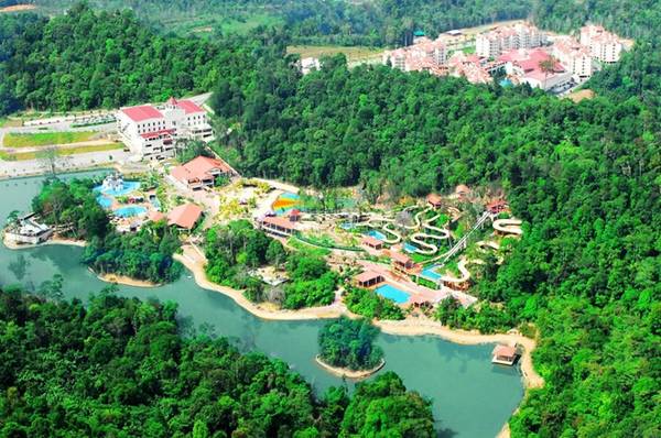 Bukit Gambang ở Pahang. Với diện tích gần 2 km<sup>2</sup>, công viên có nhiều trò chơi và hoạt động hấp dẫn, có bể bơi tạo sóng lớn nhất, và công viên săn bắn rộng nhất Malaysia. Ảnh: Want.